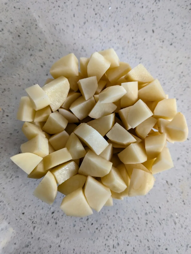 Pommes de terre coupées en cubes pour faire les meilleures patates à déjeuner