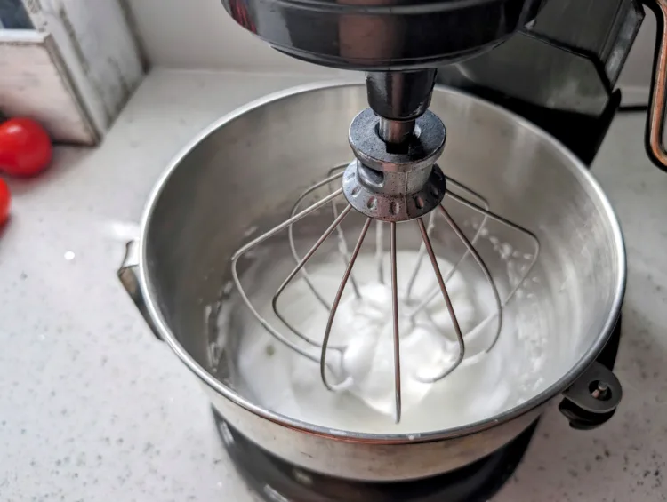 Montez les blancs d'oeuf en neige, pour votre recette de pâte à crêpe
