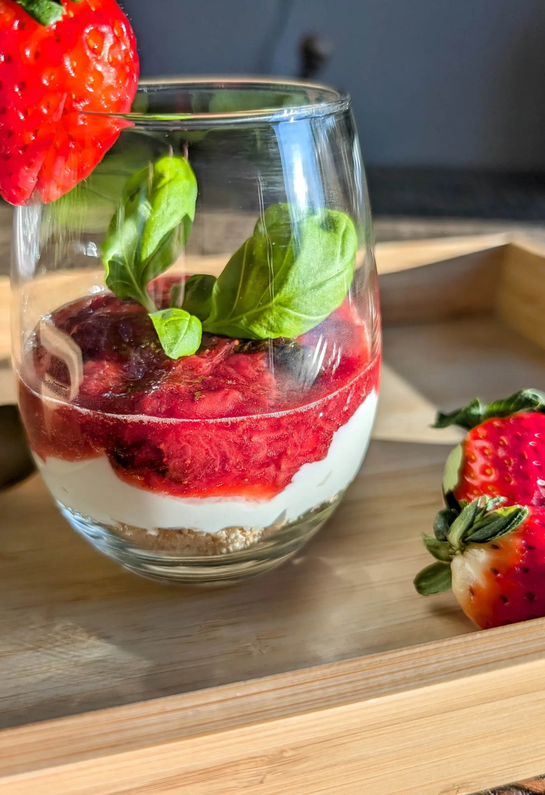 Parfait au yogourt grec, confiture de fraises et biscuits Graham : Dessert léger et facile