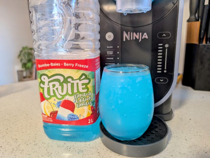 Slush framboise bleue fait avec la ninja slushie