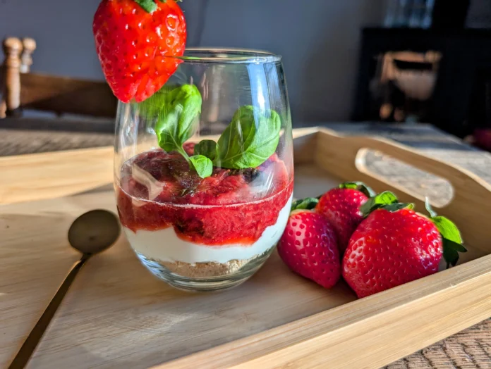 Parfait au yogourt avec graham et confiture de fraise